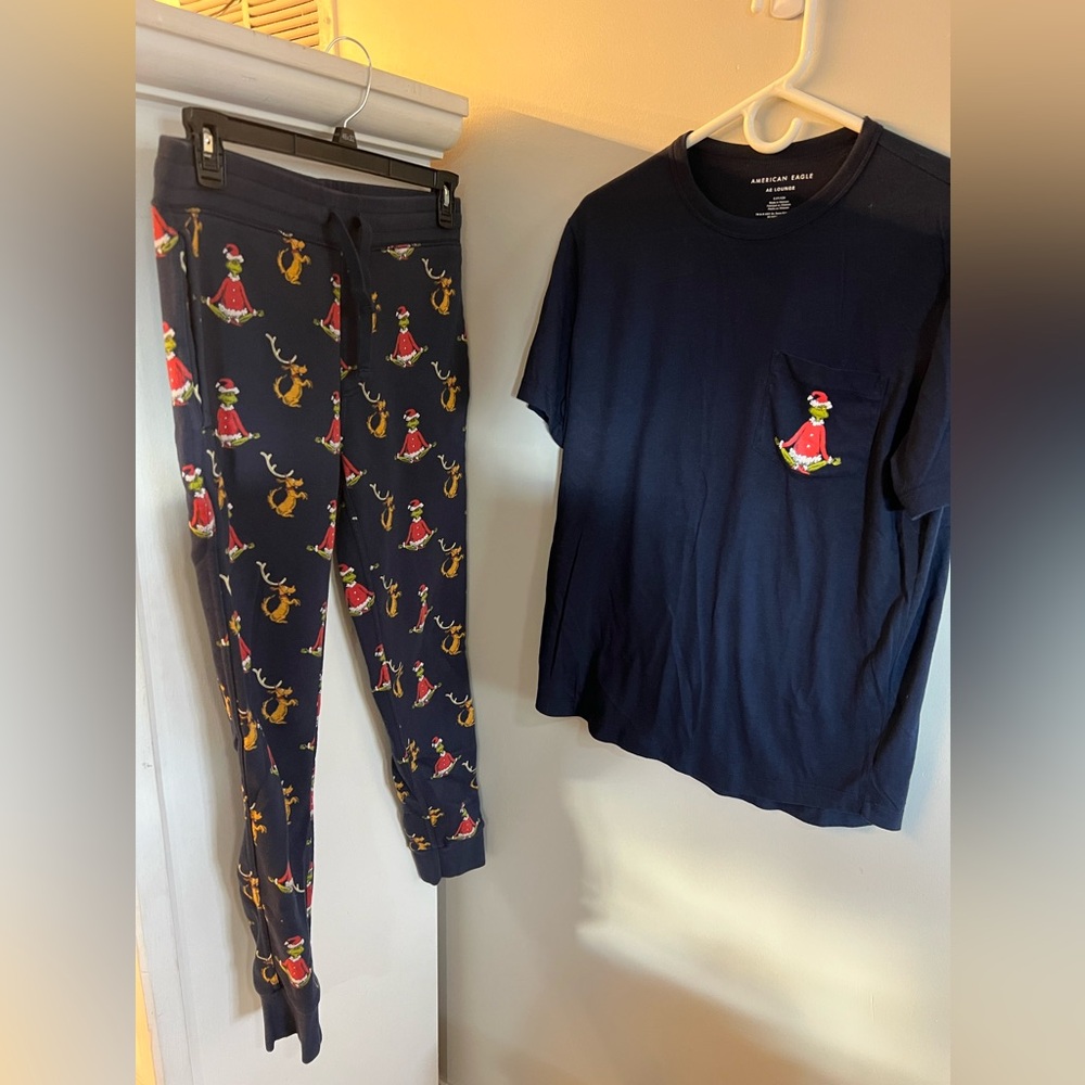 Size small American Eagle lounge sleep set grinch